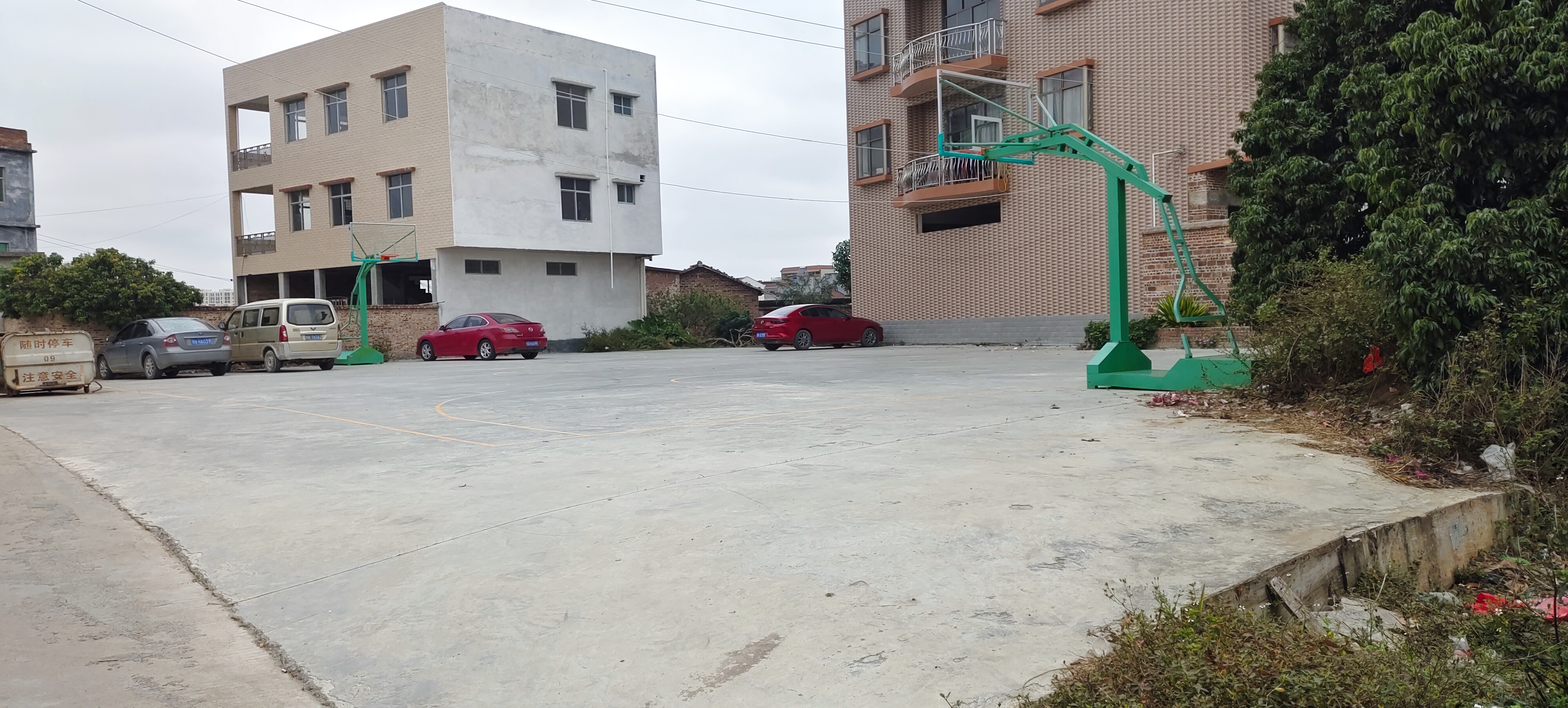 广西壮族自治区钦州市灵山县新圩镇邓家村委会灵山县新圩镇邓家村民委员会全民健身工程篮球架安装项目