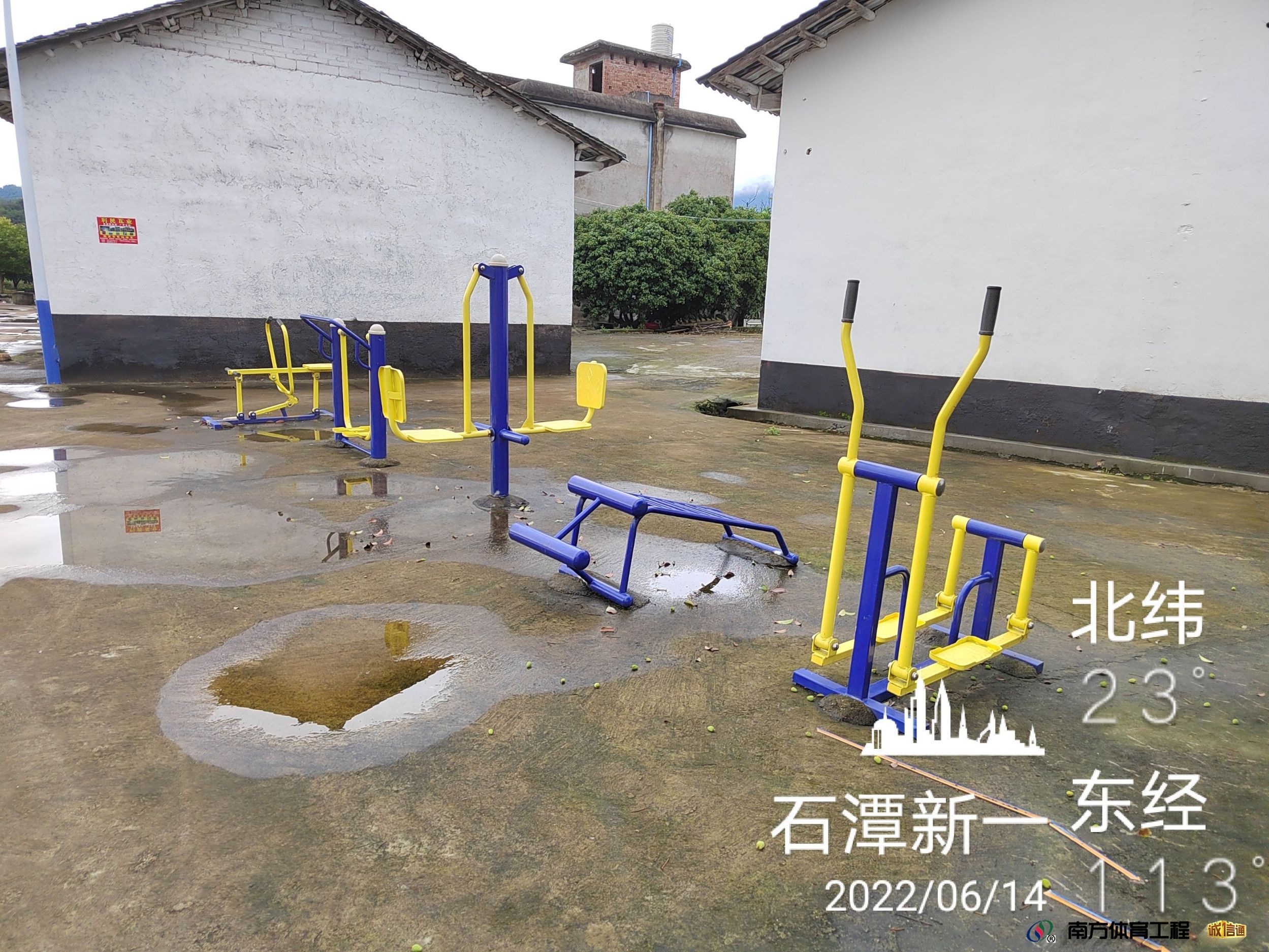 广东省清远市佛冈县水头镇石谭村委会石潭新一文化室旁边篮球架