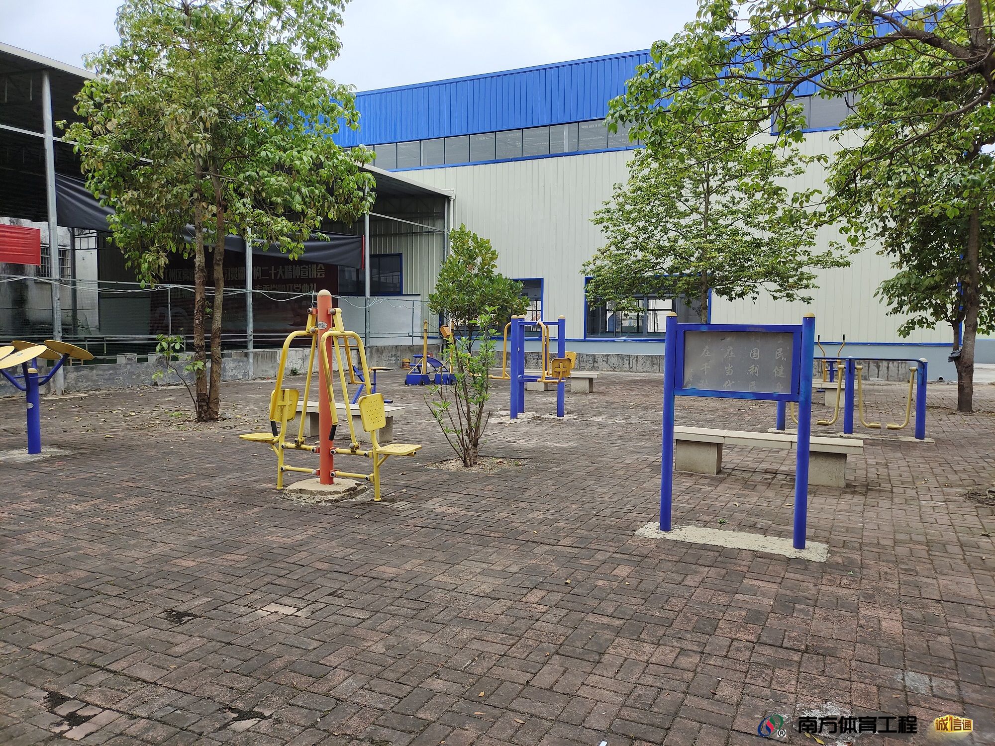 广西壮族自治区崇左市江州区江南街道新民社区居委会江州区老干局内篮球架安装维修